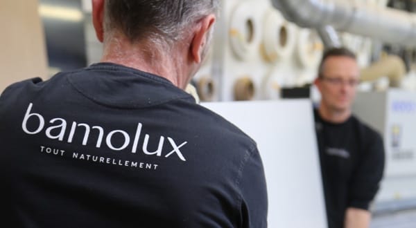 Menuisier travaillant dans un atelier de menuiserie portant un t-shirt Bamolux